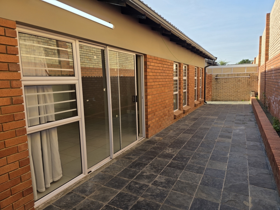 5 Bedroom Property for Sale in Beacon Bay North Eastern Cape